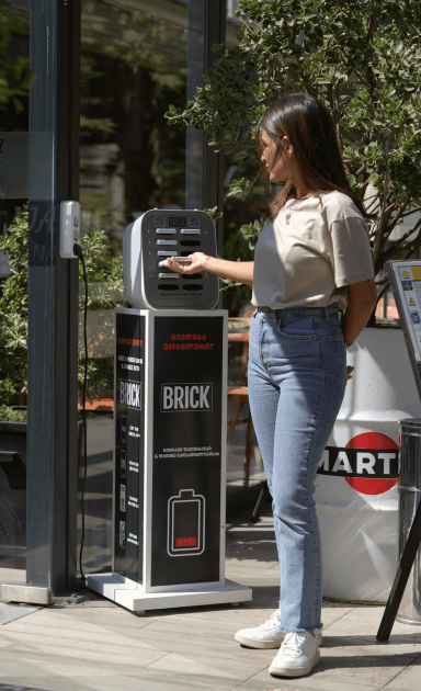 Tjej vid en Brick-station med 12 slots