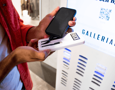 Un tipo cargando su teléfono con un ladrillo